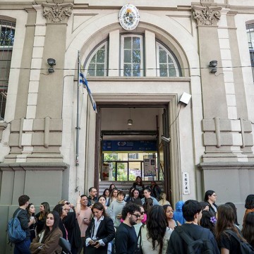 2025-11-20 – Salud mental para todos: la Facultad de Psicología contra “el contexto ansiógeno”/ Capital humano en crisis: se va ‘UKGUÉ’ – Darwin Desbocatti post thumbnail image