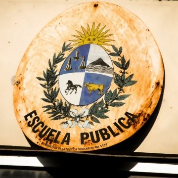 2025-11-06 – ¿Esto es diciembre, mamá?: Ataque piraña de mamás luchonas en escuela/Antel, los derechos del fútbol y un “dejá bo” para la DGI – Darwin Desbocatti post thumbnail image